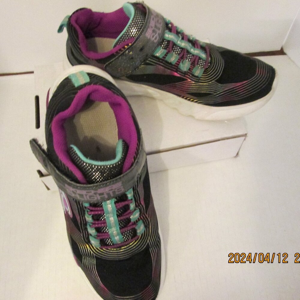 Sketchers tennis shoes Size 3 Girls Lights up on one shoe